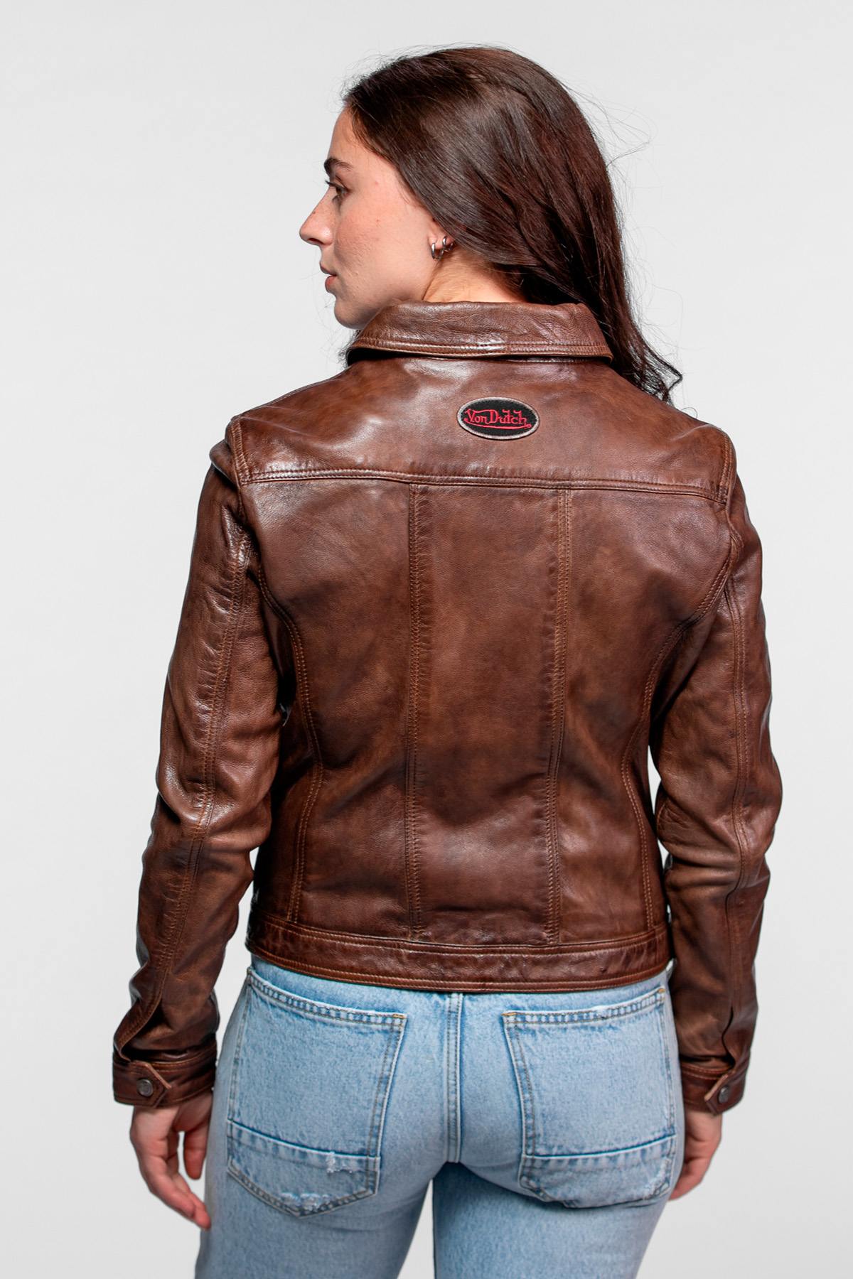 Women's brown trucker-style leather jacket with patches - Image n°2
