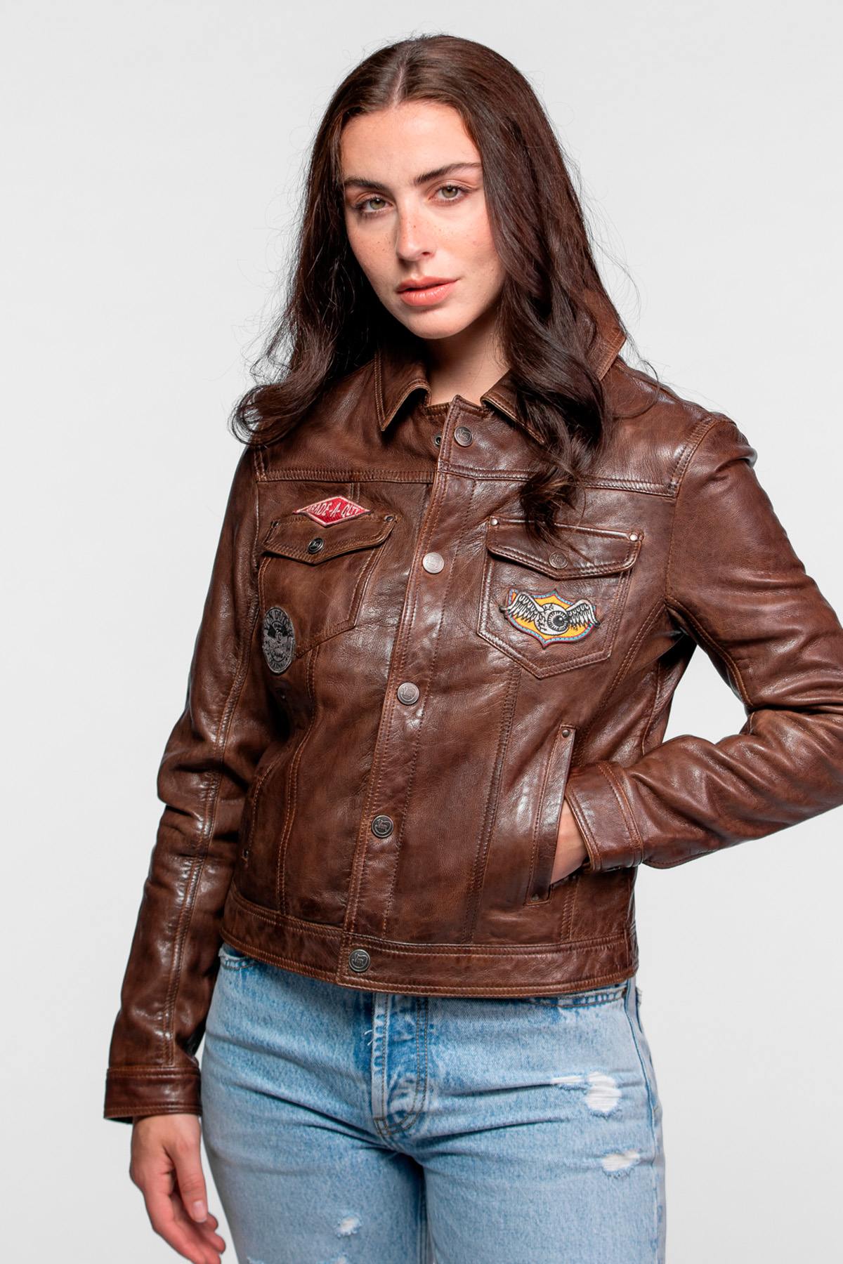 Women's brown trucker-style leather jacket with patches - Image n°5