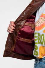 Women's brown trucker-style leather jacket with patches - Image n°7