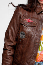 Women's brown trucker-style leather jacket with patches - Image n°4