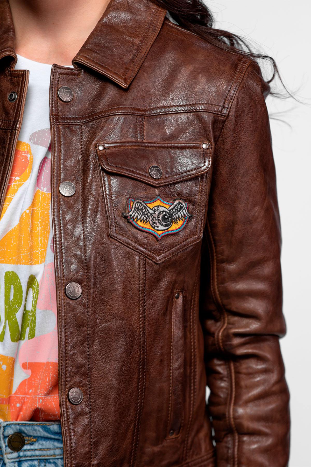 Women's brown trucker-style leather jacket with patches - Image n°6