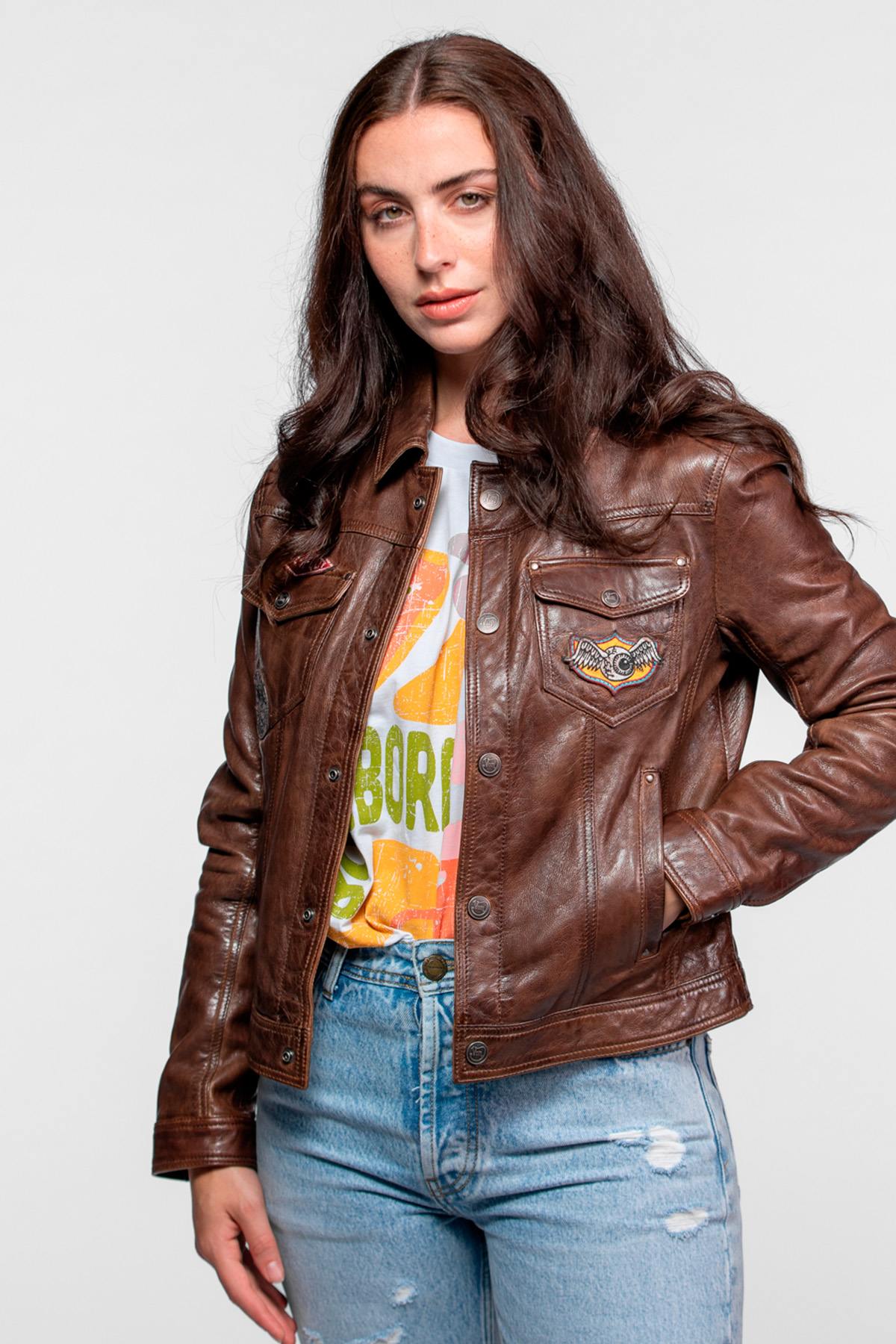Women's brown trucker-style leather jacket with patches - Image n°1
