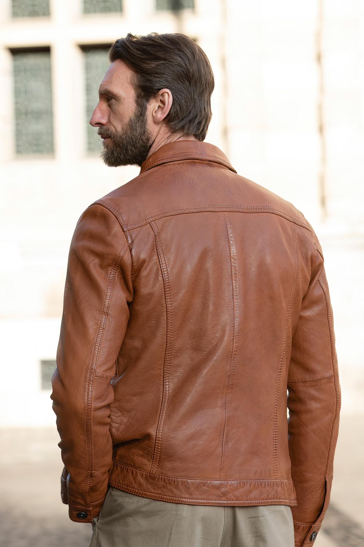 Cognac-colored leather trucker jacket - Image n°3