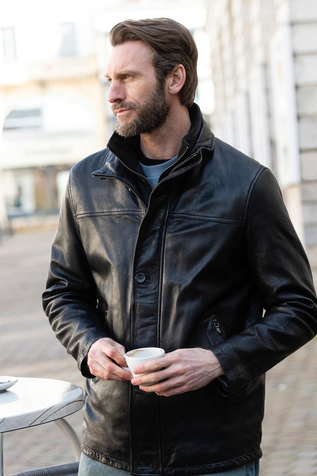 Timeless black sheepskin jacket with zip pockets and collar. - Image n°2