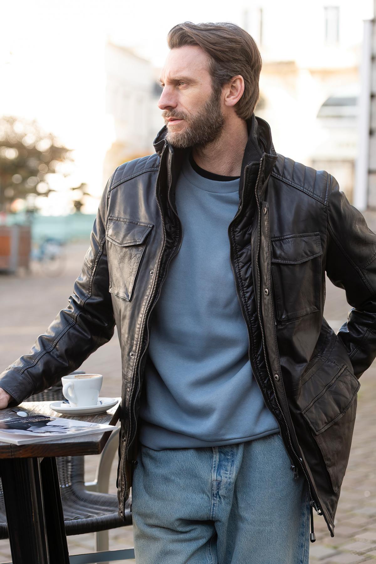 Glossy black lambskin jacket, quilted lining. Mid-length, regular fit. - Image n°4