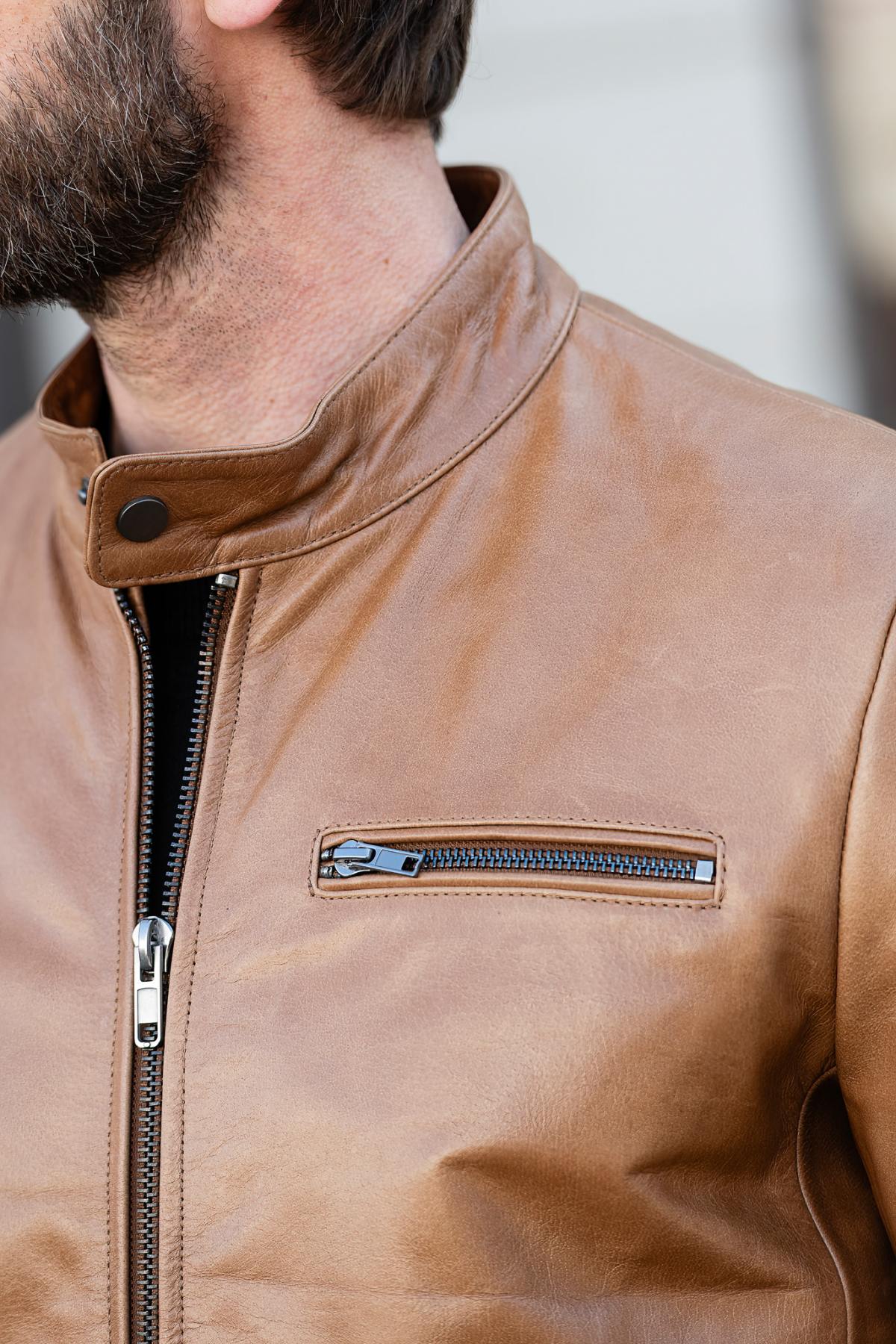 Thick, glossy oxblood buffalo leather jacket with a retro collar. - Image n°4