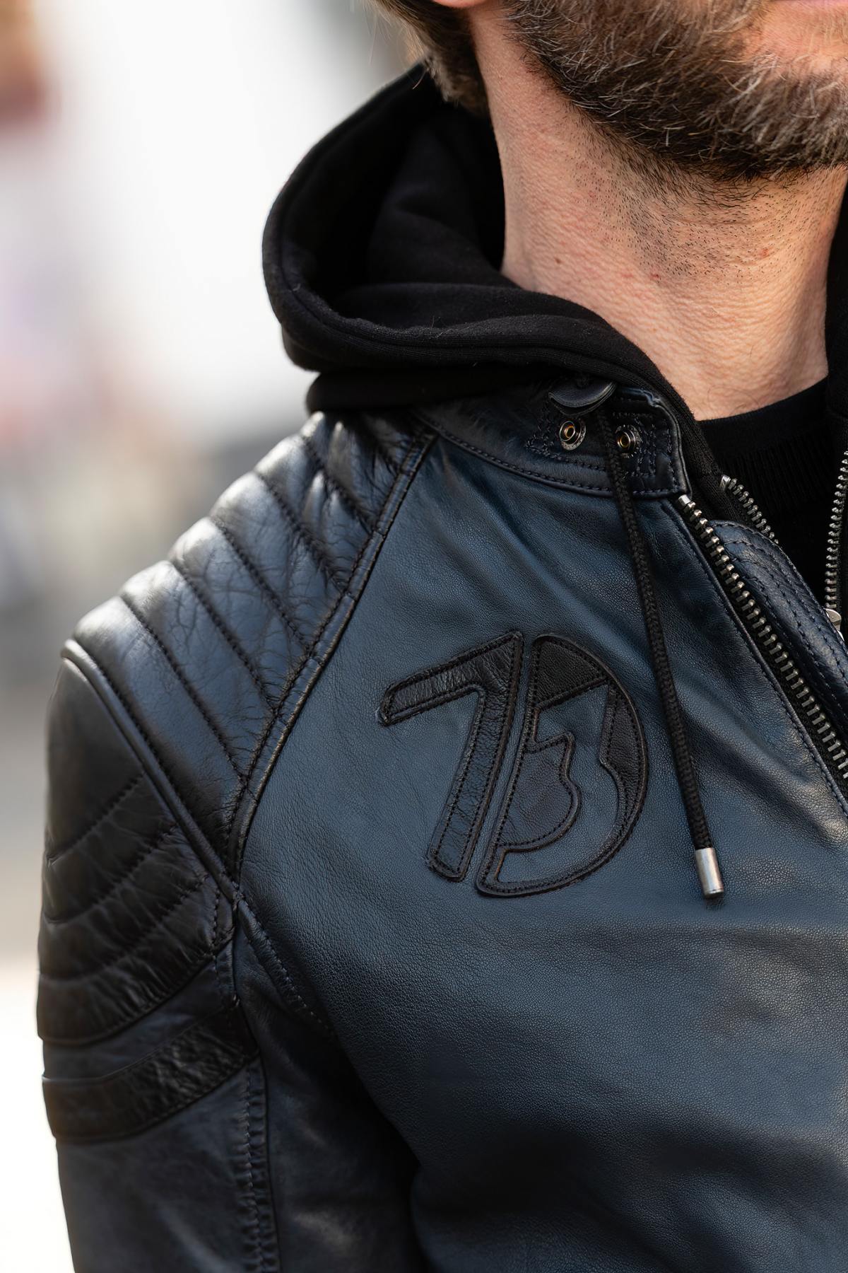 Navy blue lambskin jacket with removable hood and biker collar. - Image n°4