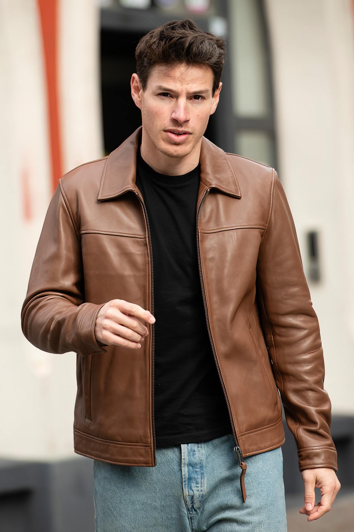 Cinnamon-colored, clean-lined, shirt-collar leather jacket - Image n°4