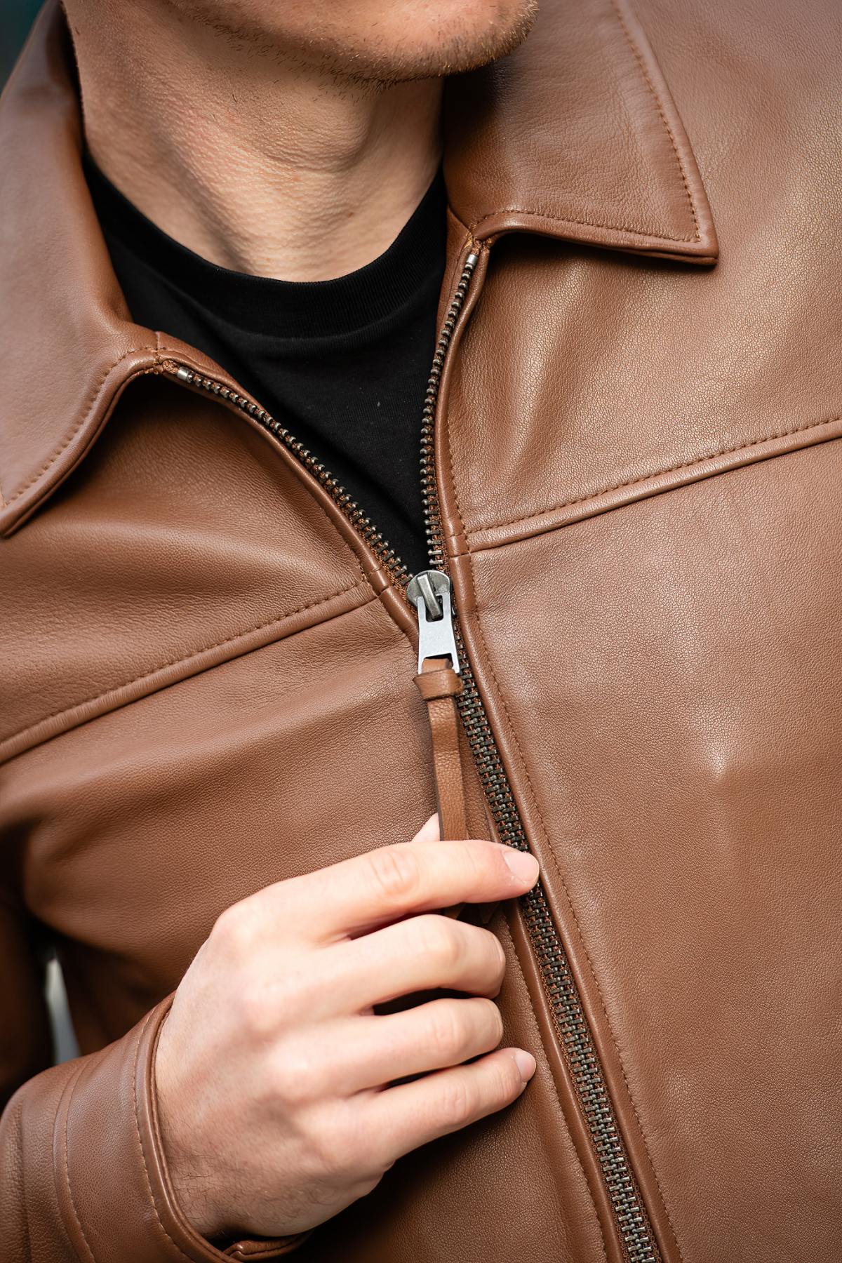 Cinnamon-colored, clean-lined, shirt-collar leather jacket - Image n°3