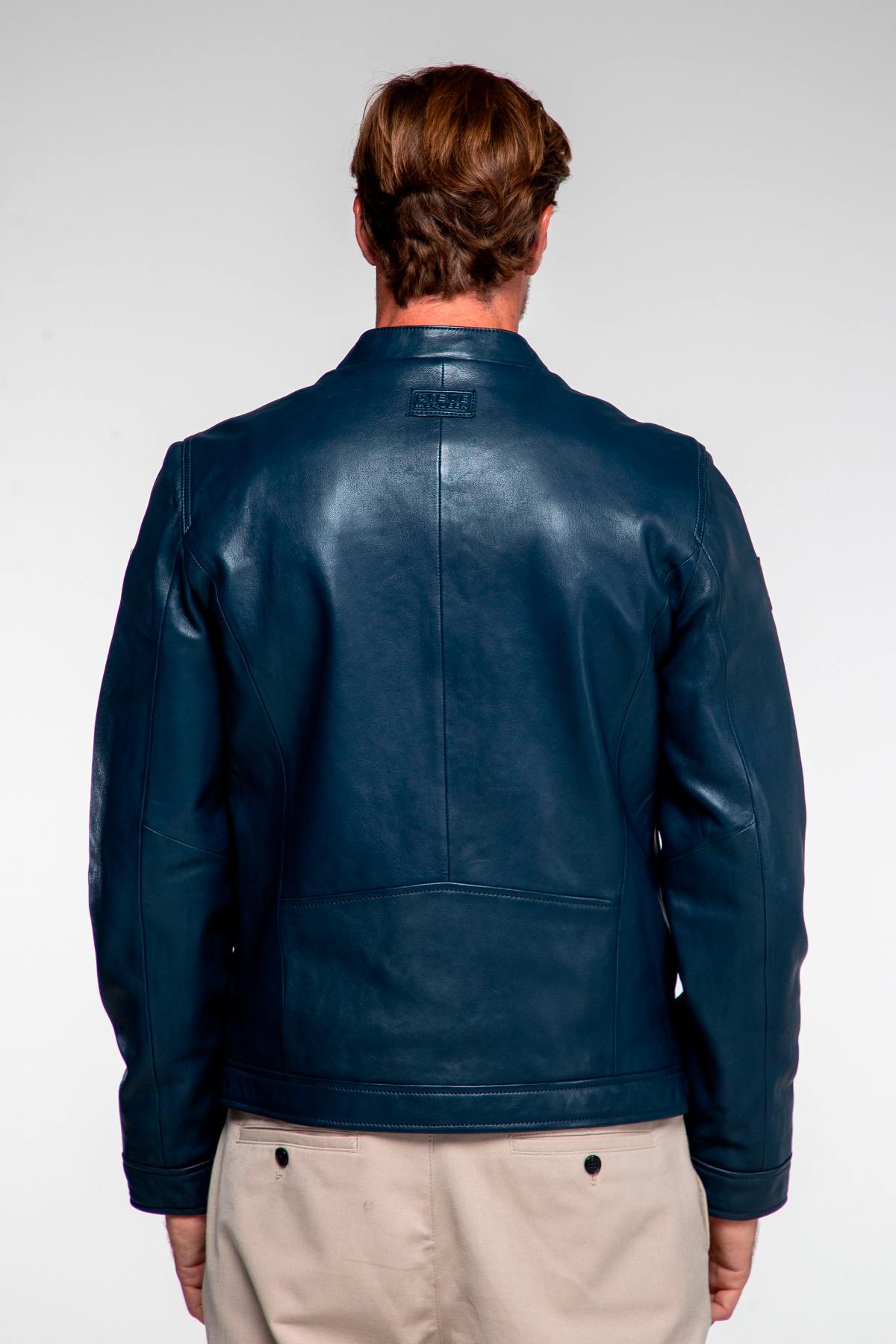 Motorsport-inspired royal blue sheepskin jacket for year-round wear. - Image n°4