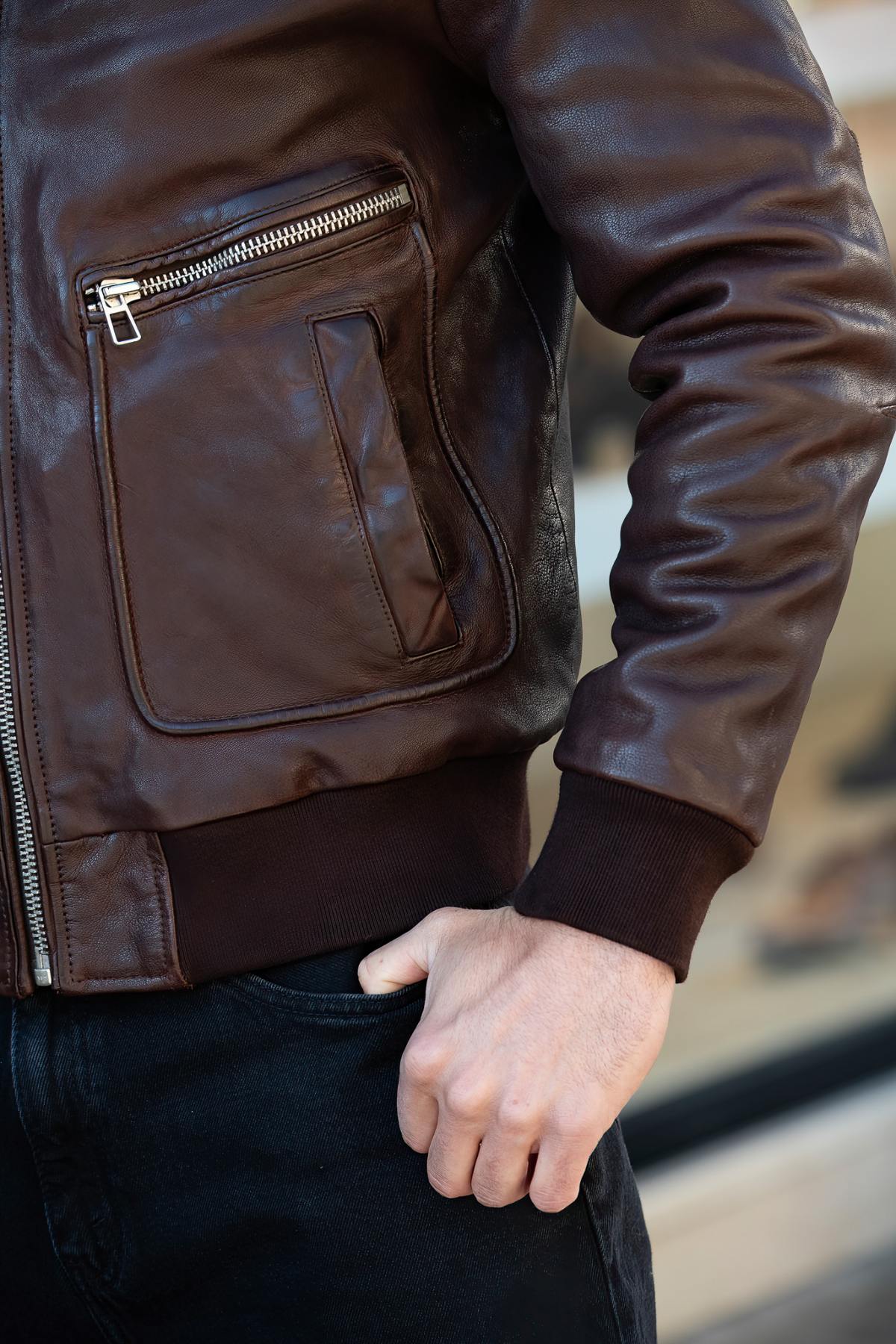 Eco-conscious aviator: vegetable-tanned sheepskin, aged for style. - Image n°5