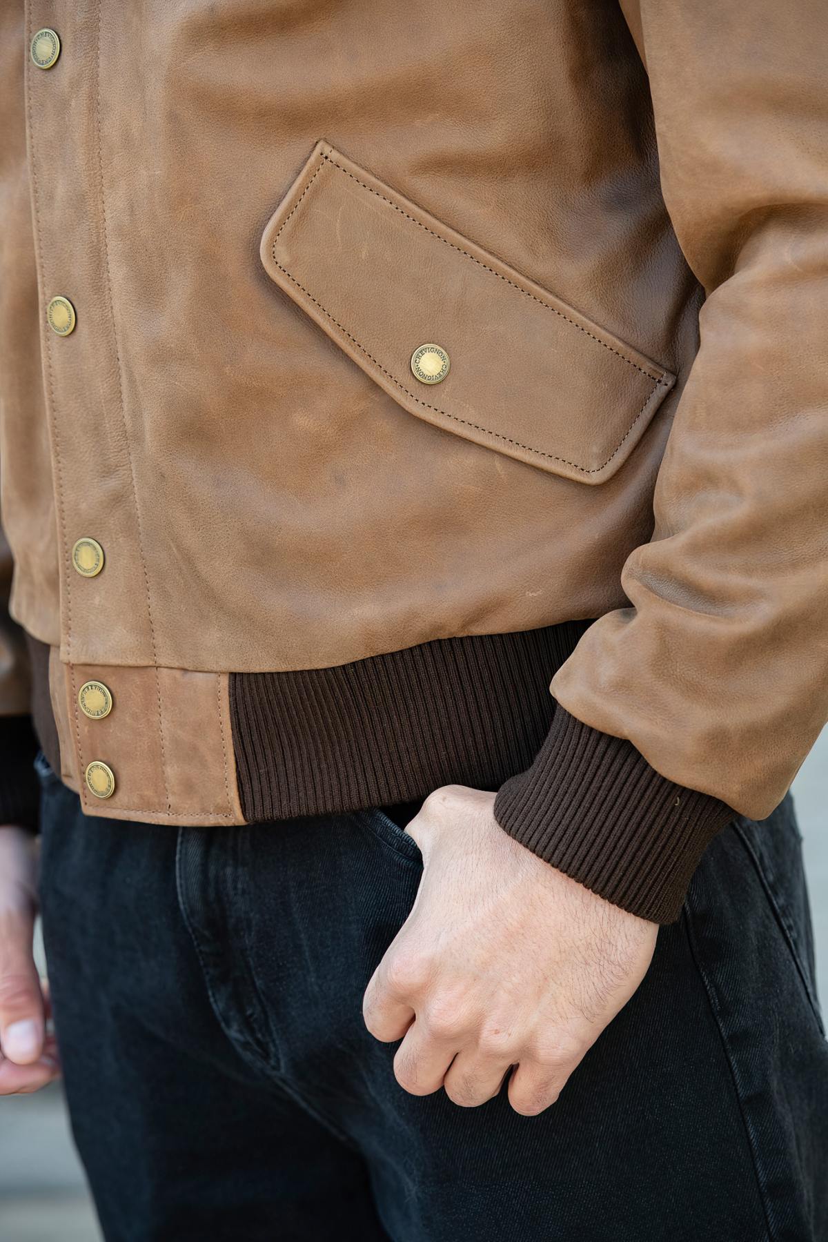 Elegant caramel-colored leather teddy jacket with embroidery - Image n°5
