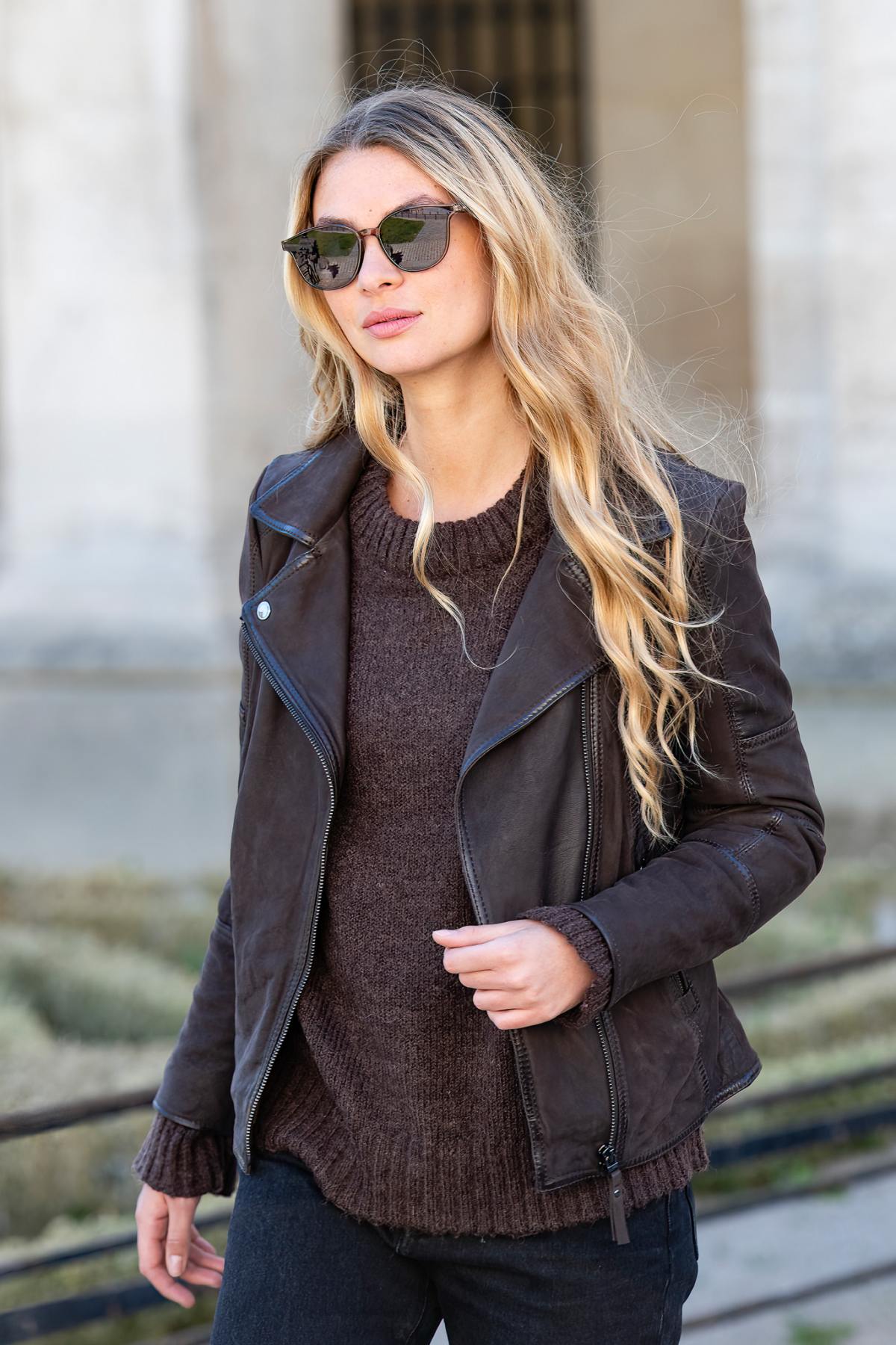 Women's brown nubuck biker jacket, slim fit for spring and summer. - Image n°8