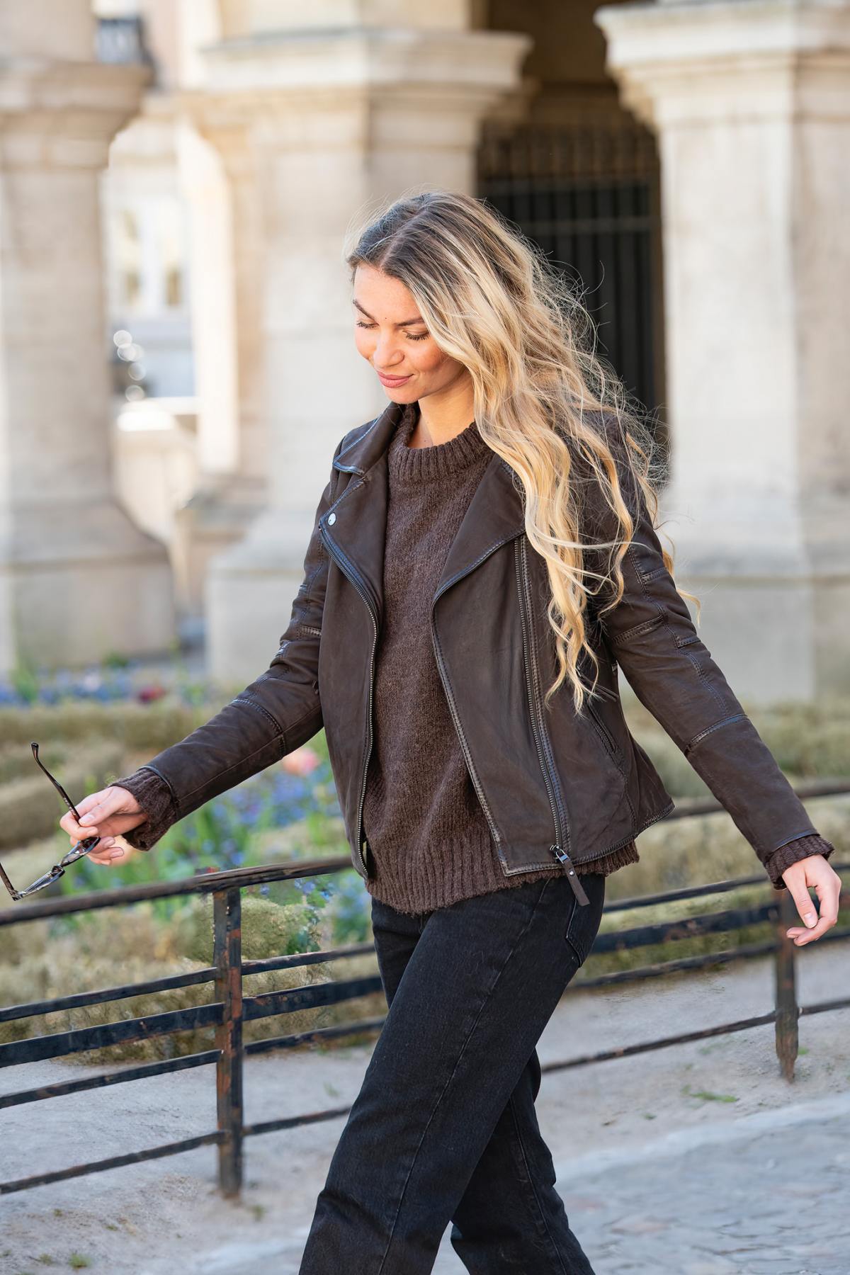 Women's brown nubuck biker jacket, slim fit for spring and summer. - Image n°2