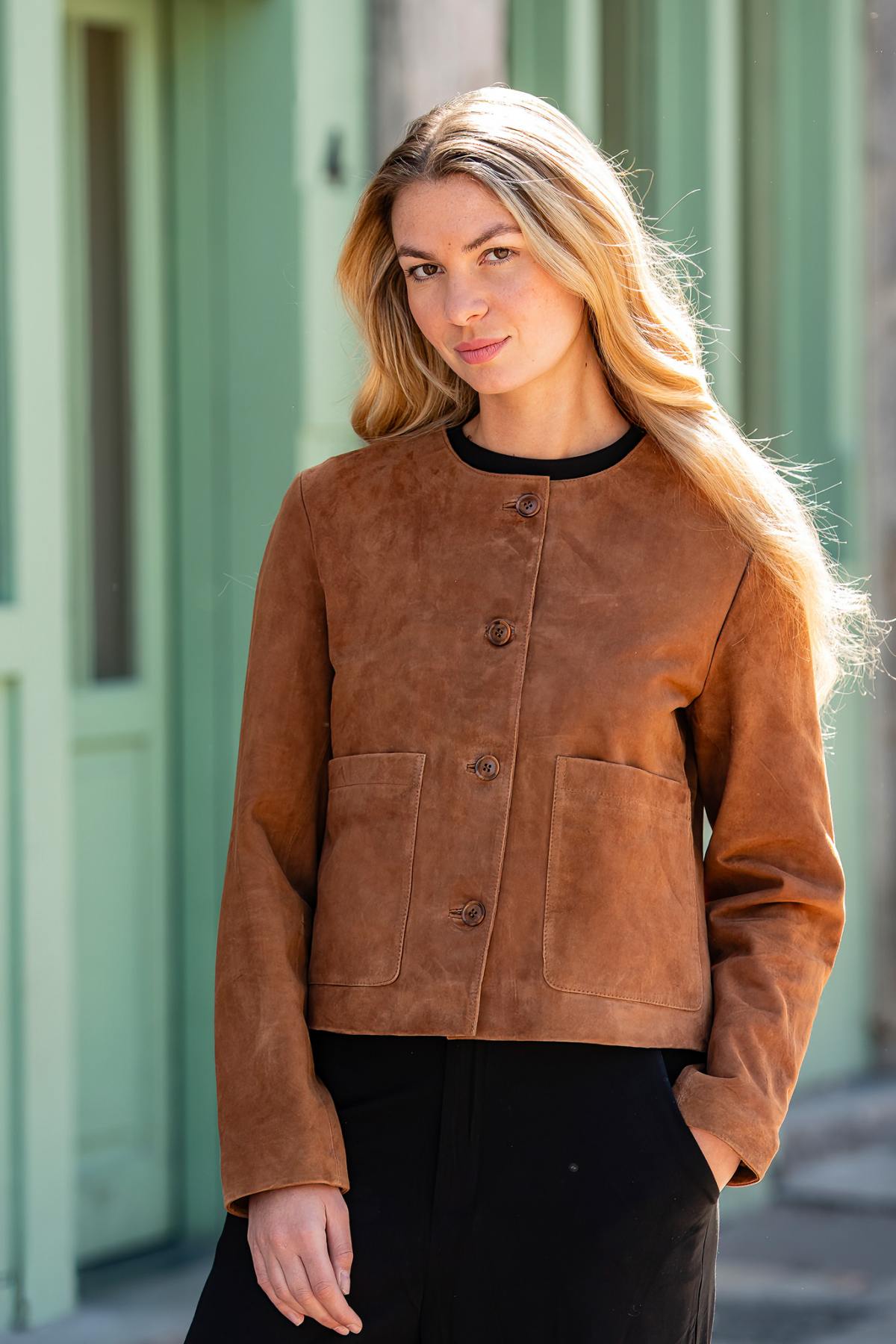 Serge Pariente's tobacco suede jacket: soft, structured, and chic. - Image n°2