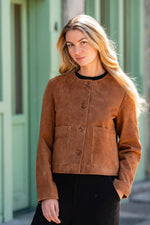 Serge Pariente's tobacco suede jacket: soft, structured, and chic. - Image n°2