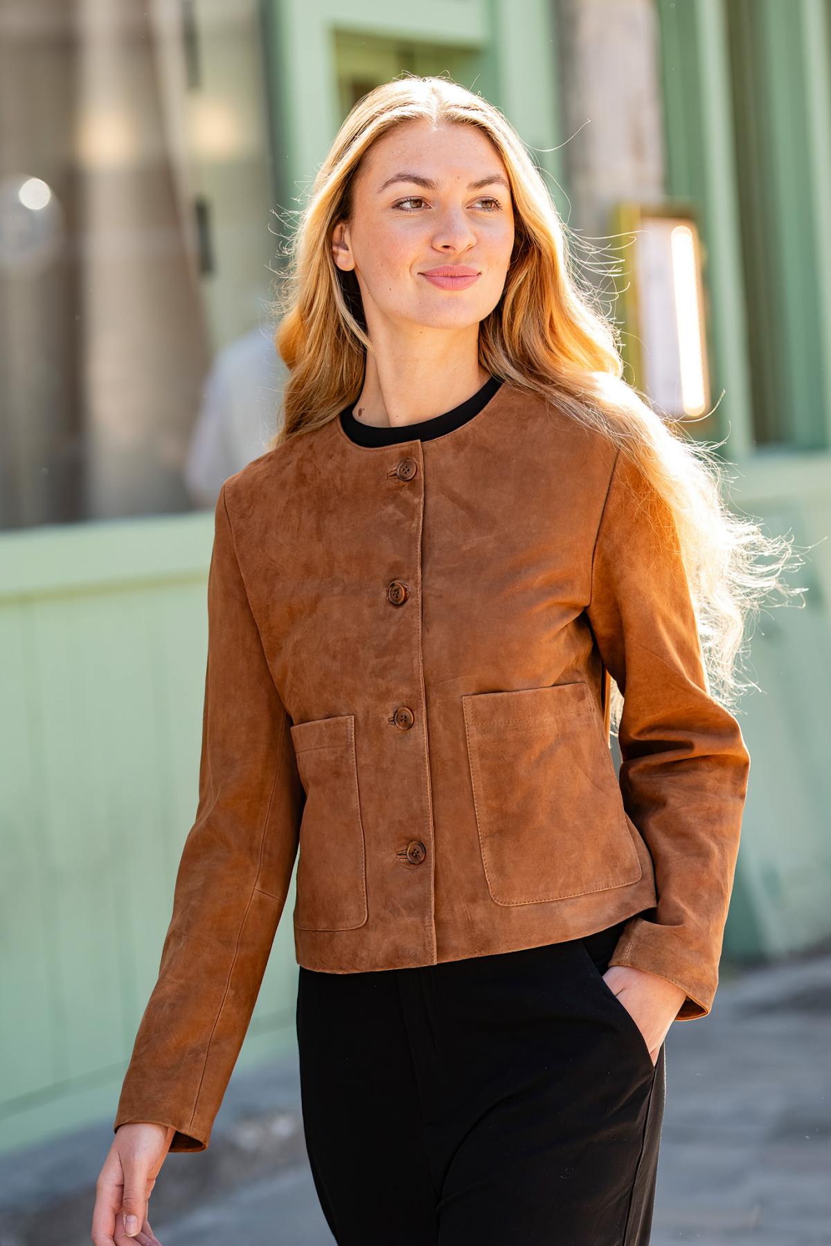 Serge Pariente's tobacco suede jacket: soft, structured, and chic. - Image n°6
