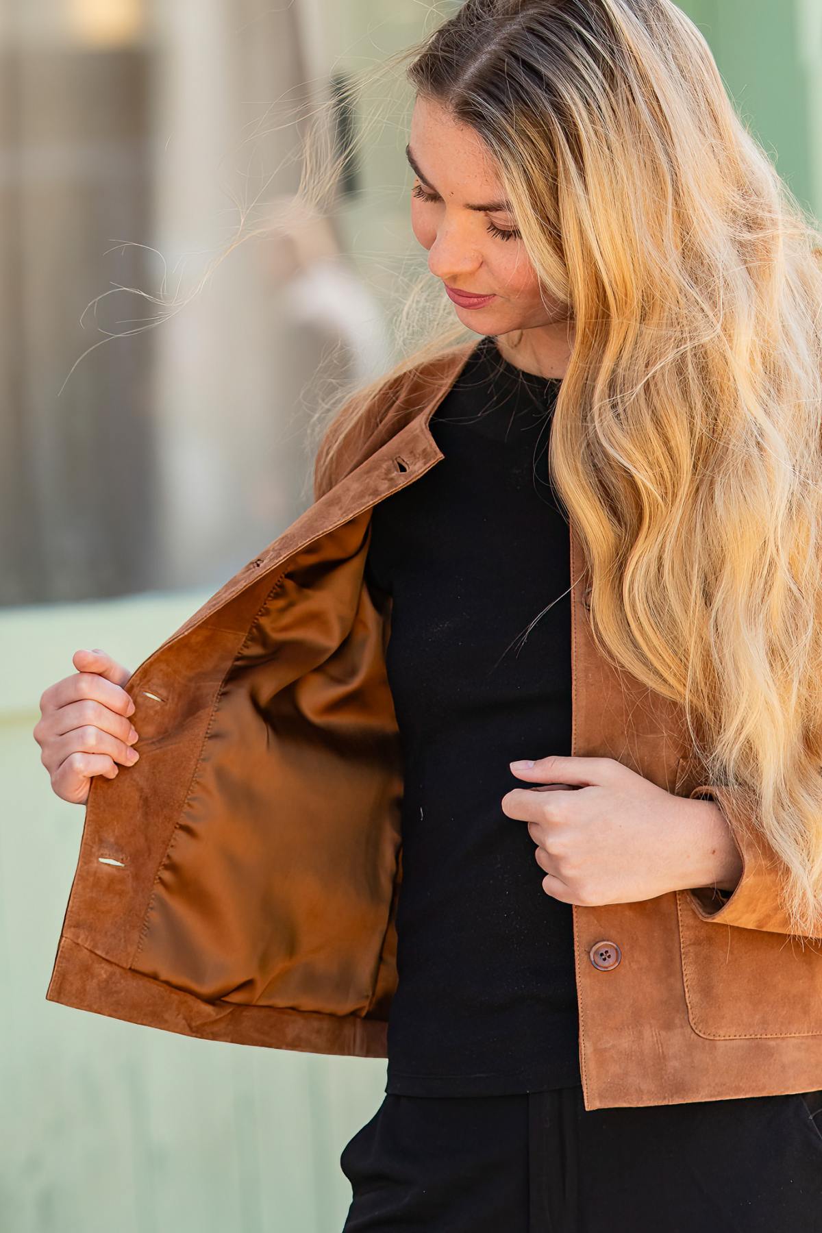 Serge Pariente's tobacco suede jacket: soft, structured, and chic. - Image n°5