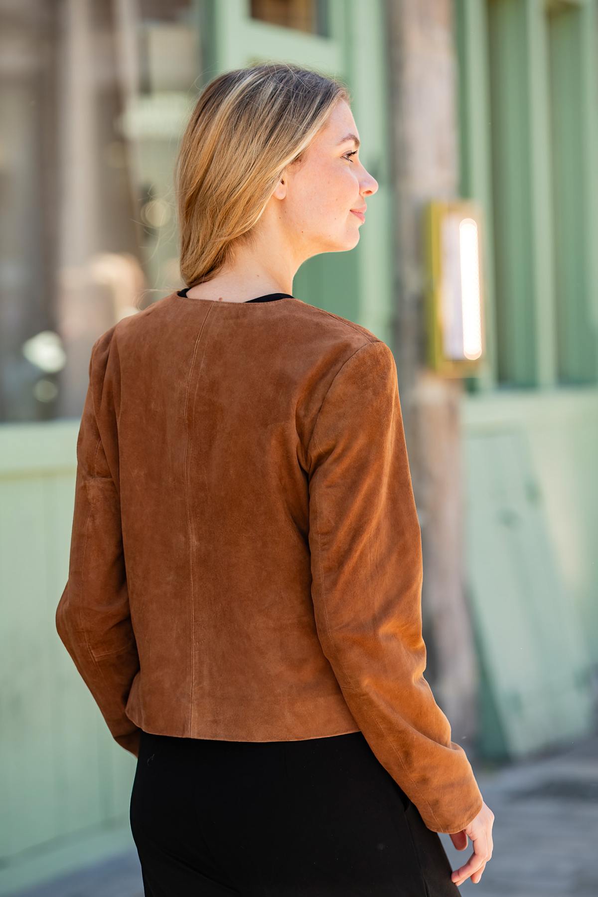 Serge Pariente's tobacco suede jacket: soft, structured, and chic. - Image n°3