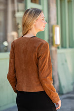 Serge Pariente's tobacco suede jacket: soft, structured, and chic. - Image n°3