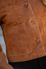 Serge Pariente's tobacco suede jacket: soft, structured, and chic. - Image n°4