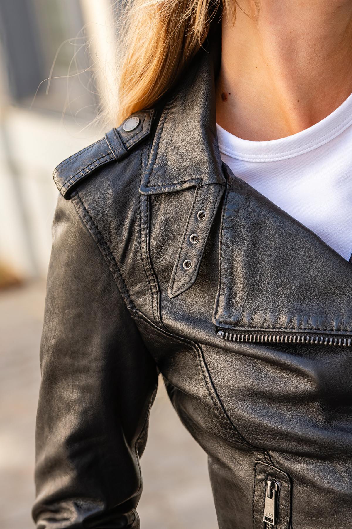 A black Perfecto in vegetable-tanned sheep leather. Lightweight and adjustable. - Image n°2