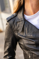 A black Perfecto in vegetable-tanned sheep leather. Lightweight and adjustable. - Image n°2