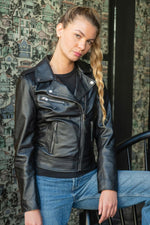 Serge Pariente's black lambskin jacket: slim, lightweight, timeless. - Image n°4