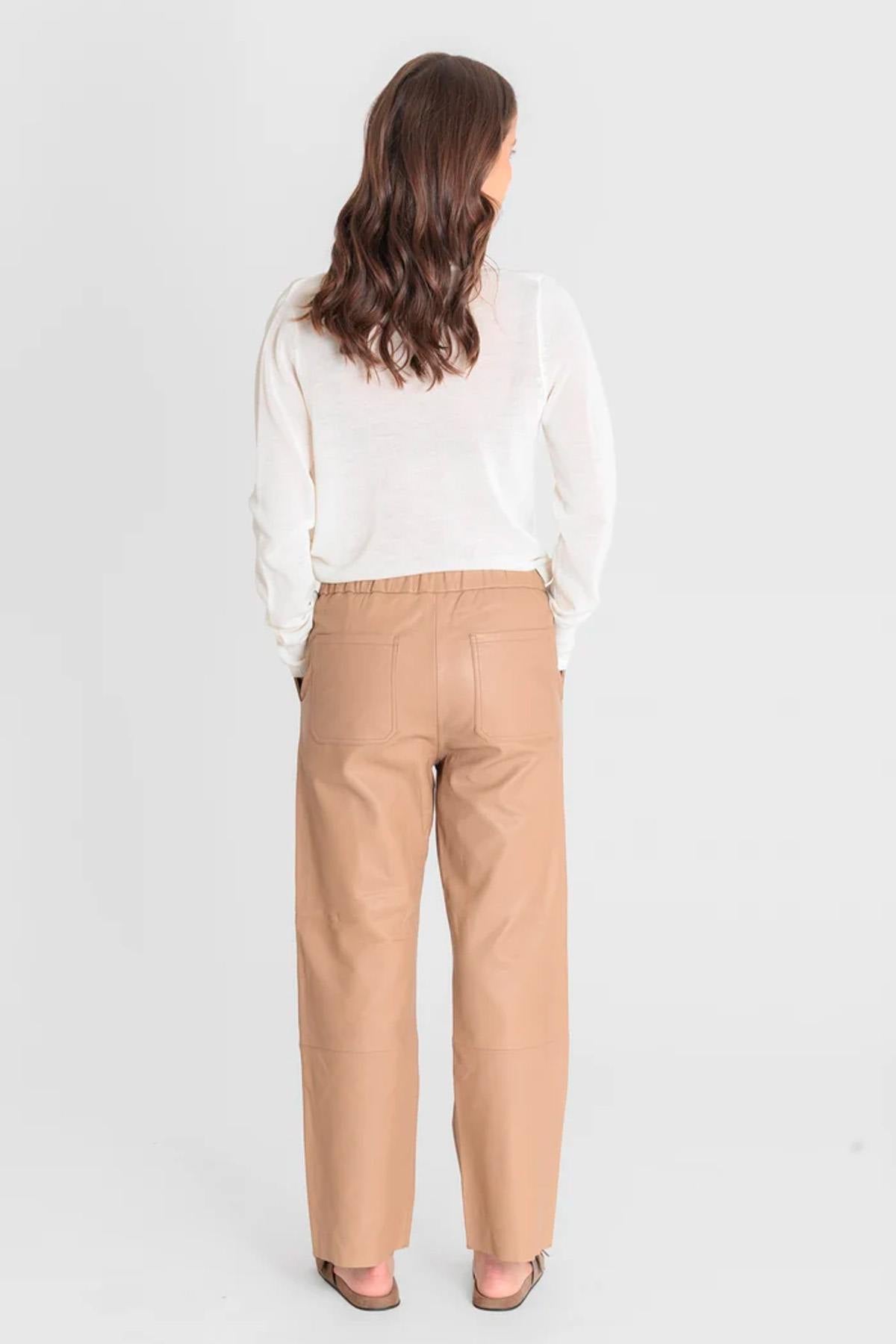 Sand-colored leather trousers with elasticated waistband - Image n°3
