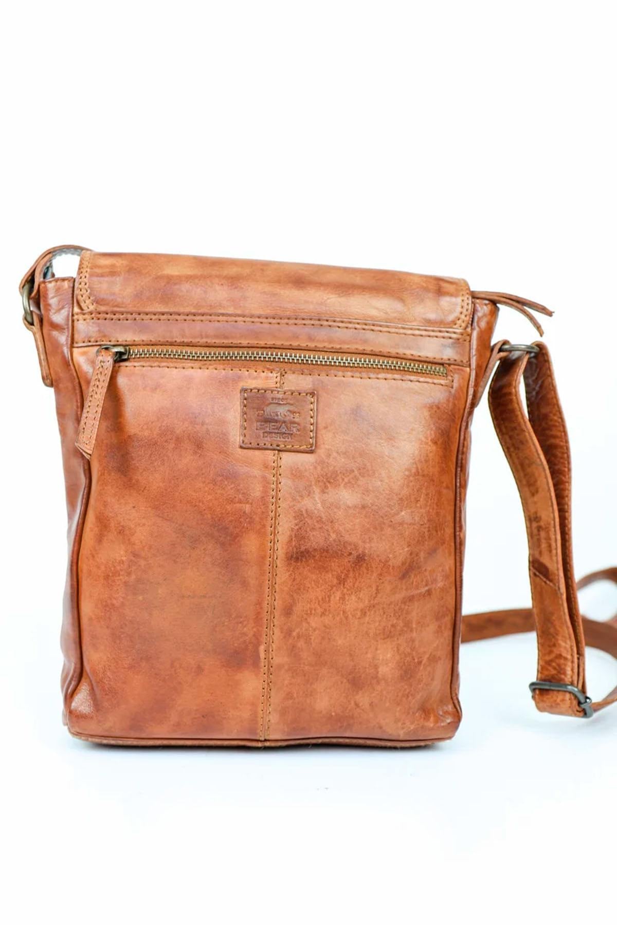 Cognac-colored oiled cowhide crossbody bag - Image n°3