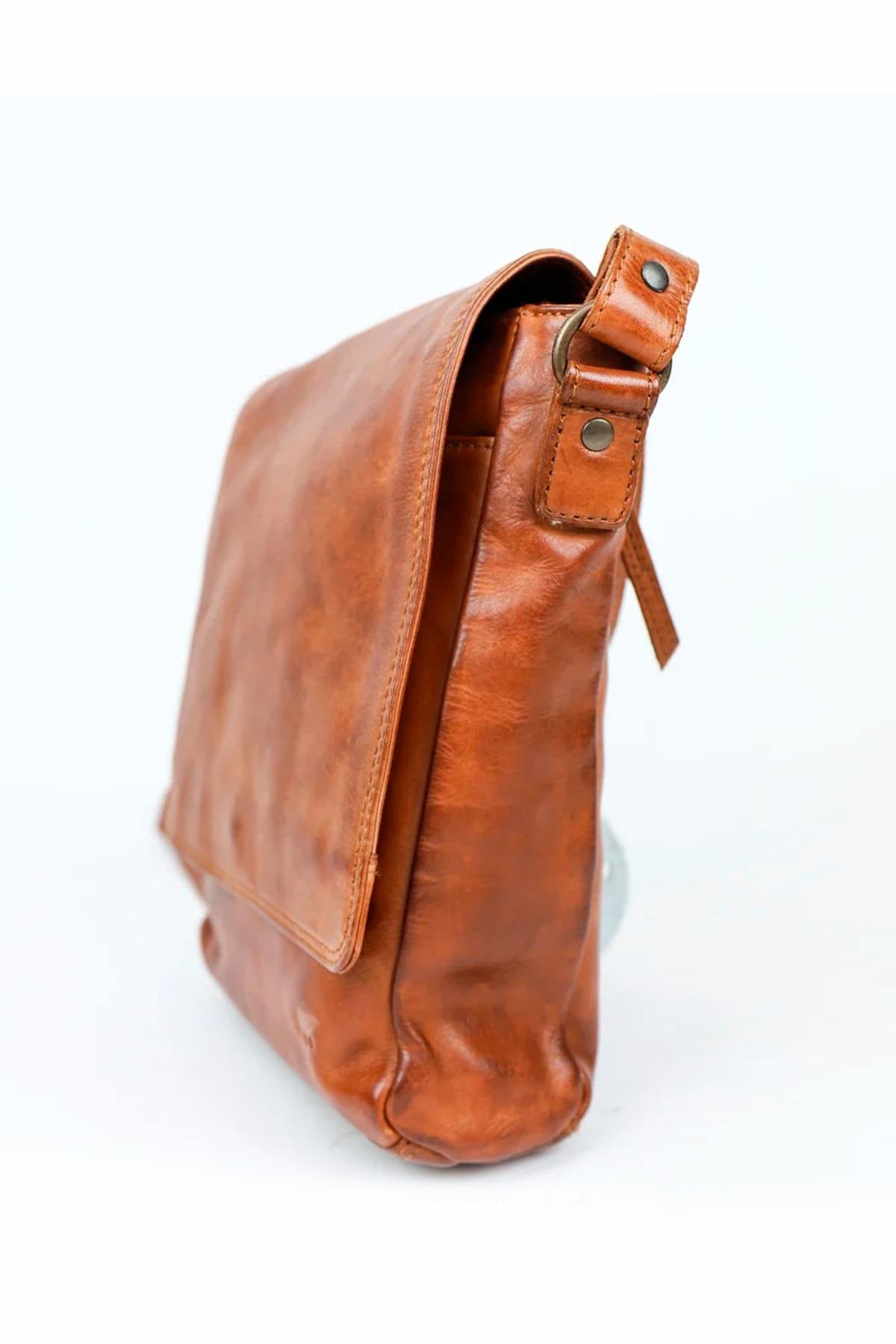 Cognac-colored oiled cowhide crossbody bag - Image n°4