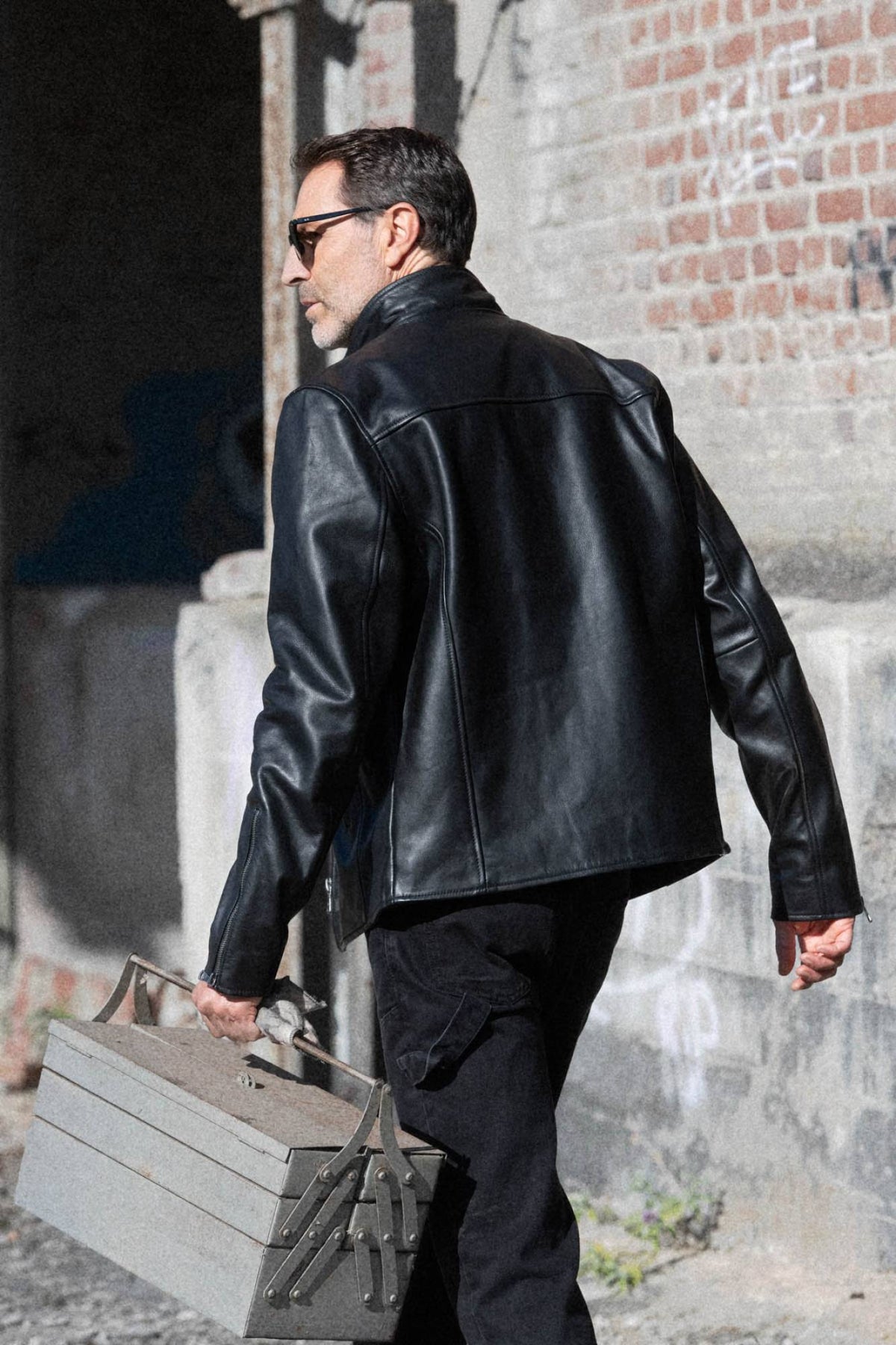 Buco J-100R leather jacket - black Napa, clean café racer lines - Image n°3
