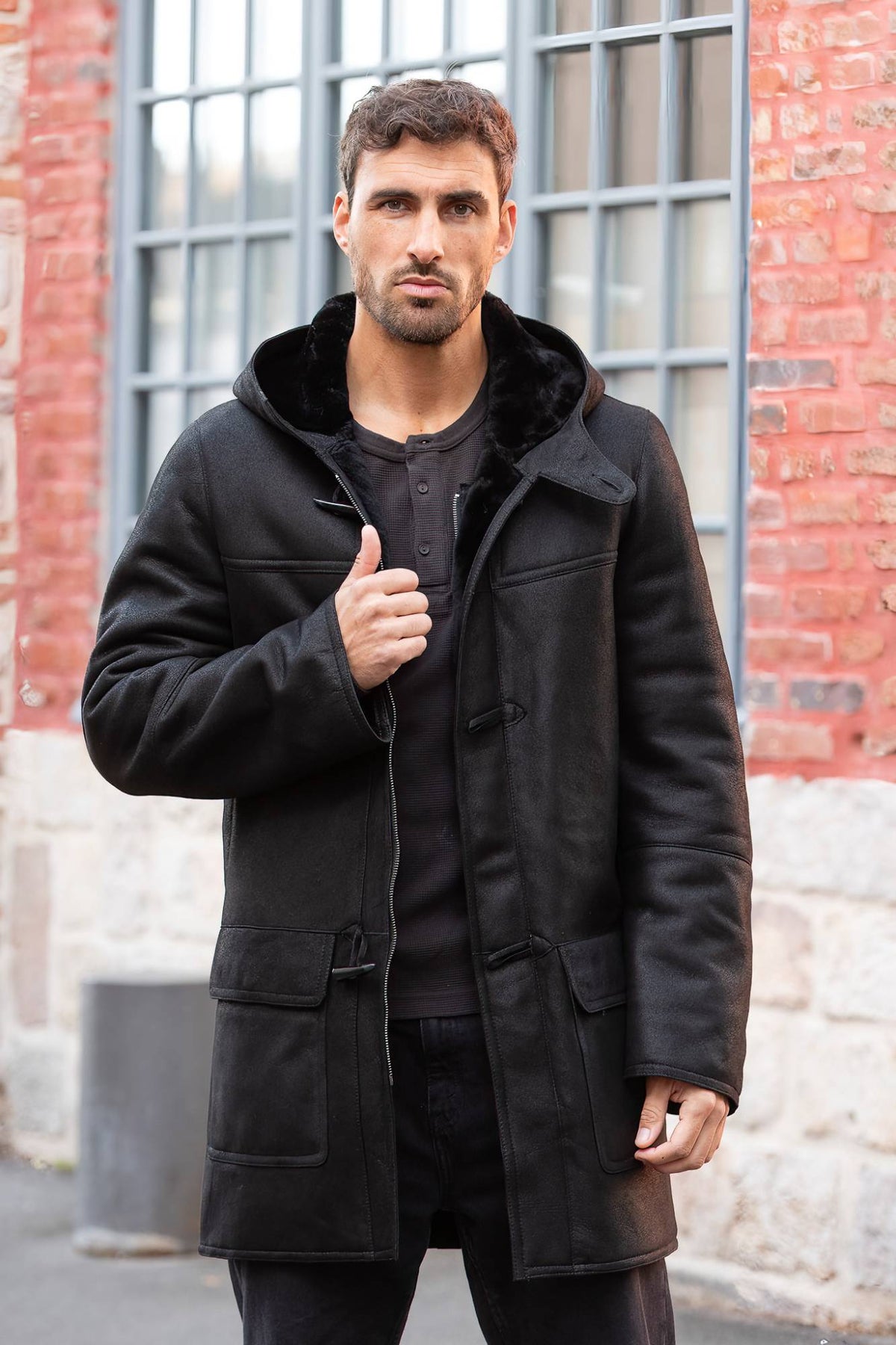Black hooded long coat in shearling leather - Image n°5
