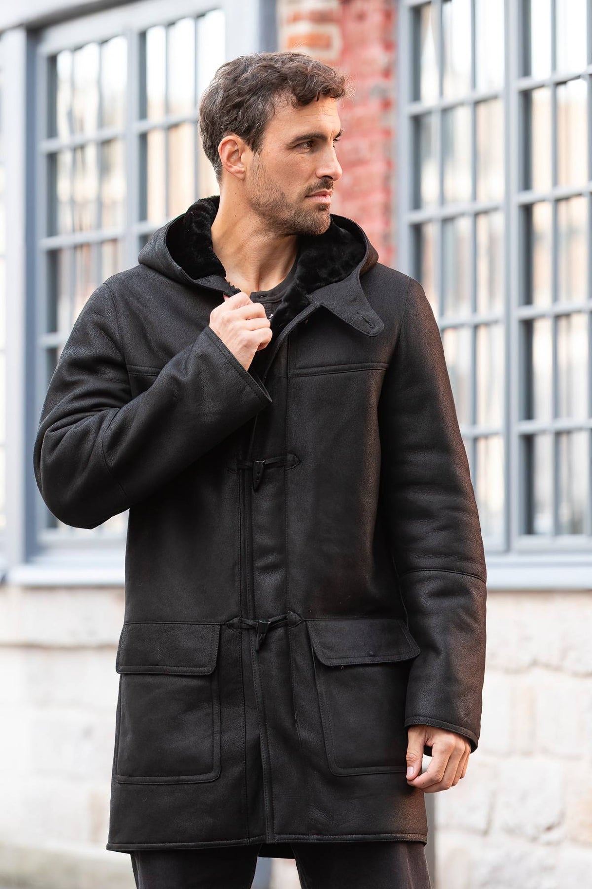 Black hooded long coat in shearling leather - Image n°3