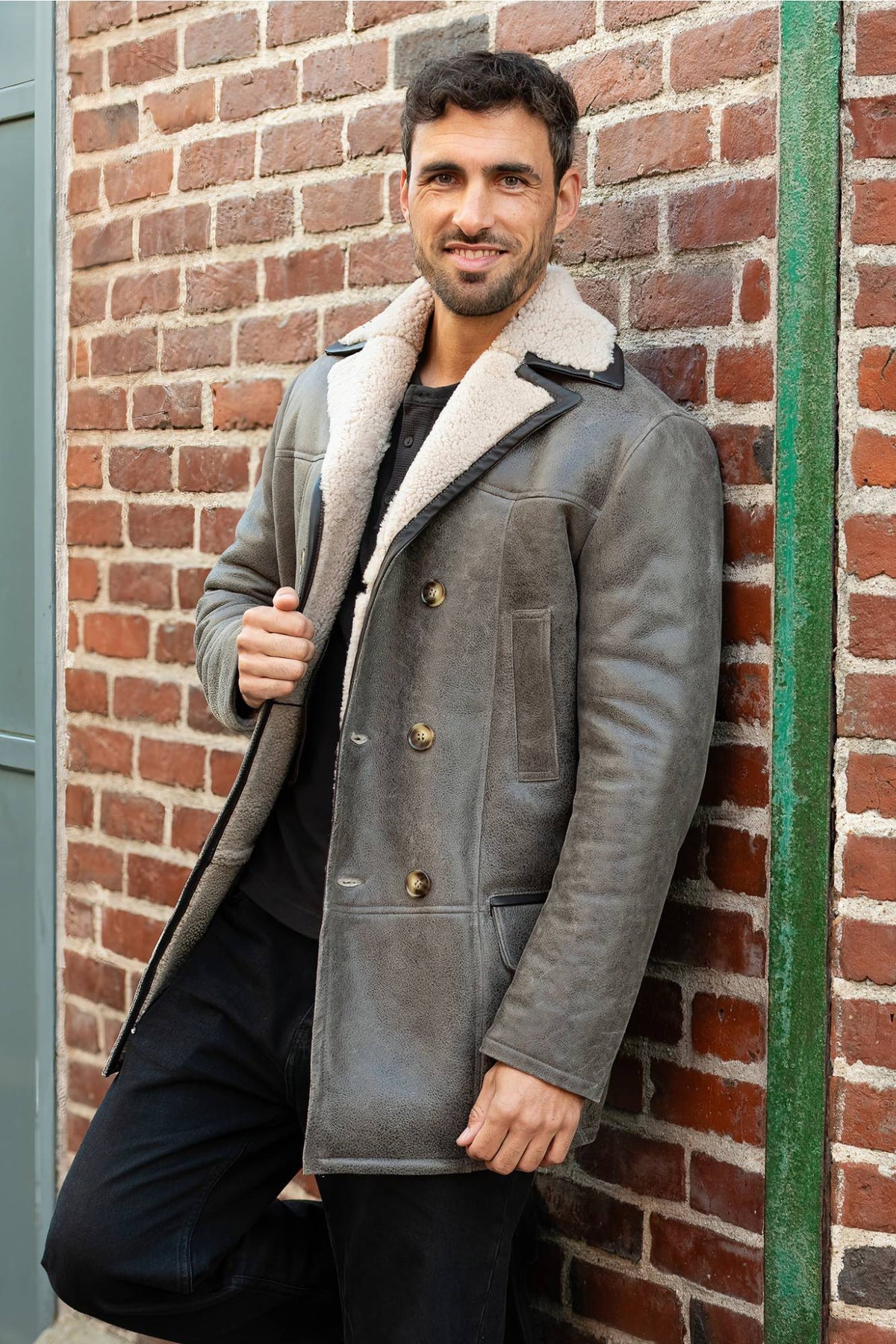 Elegant sheepskin coat with button fastening - Image n°4