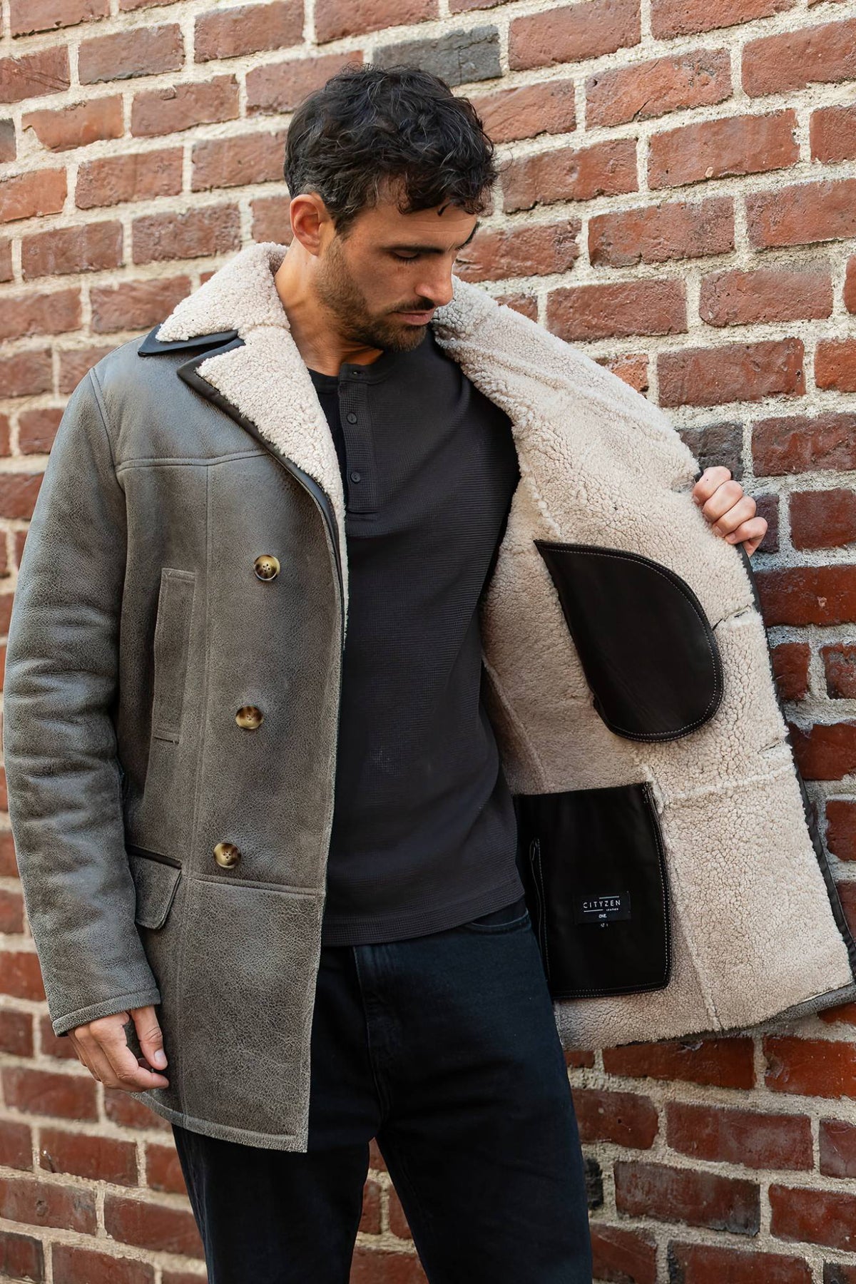 Elegant sheepskin coat with button fastening - Image n°6