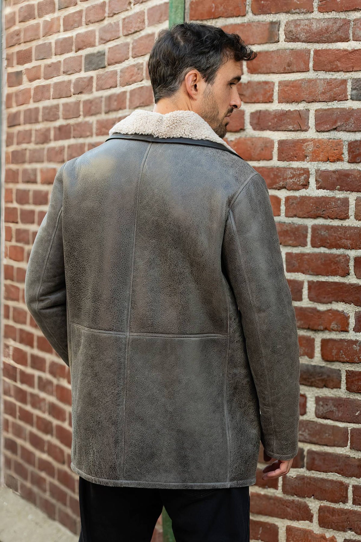 Elegant sheepskin coat with button fastening - Image n°3