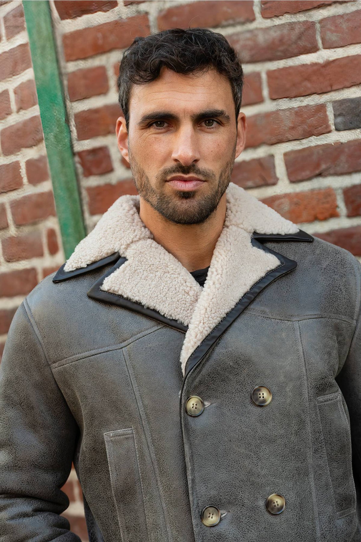 Elegant sheepskin coat with button fastening - Image n°2