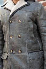Elegant sheepskin coat with button fastening - Image n°5
