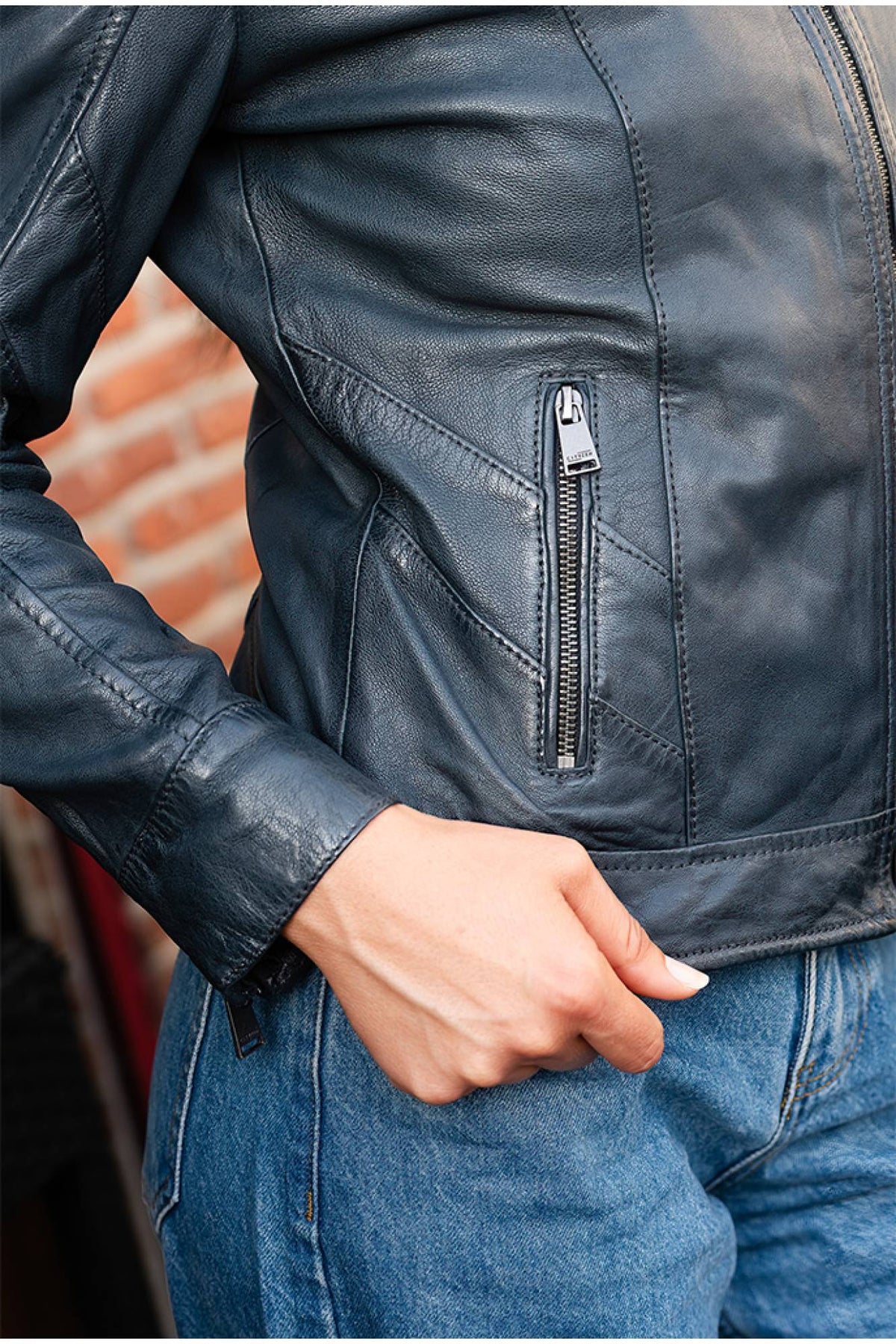 Navy blue slimfit leather jacket with removable cotton hood - Image n°5