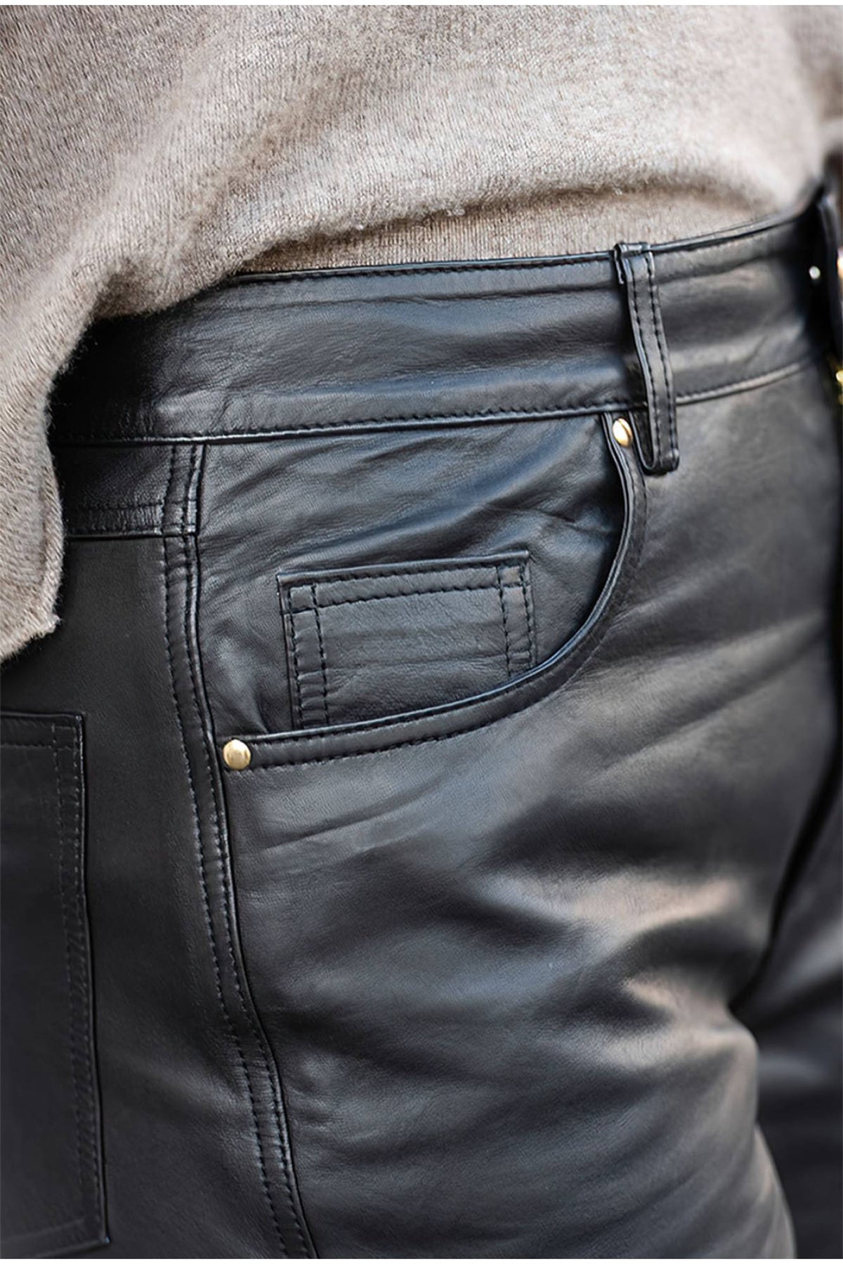 Women's straight-leg black leather trousers - Image n°4