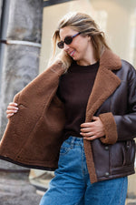 Trendy chic brown shearling coat - Image n°6