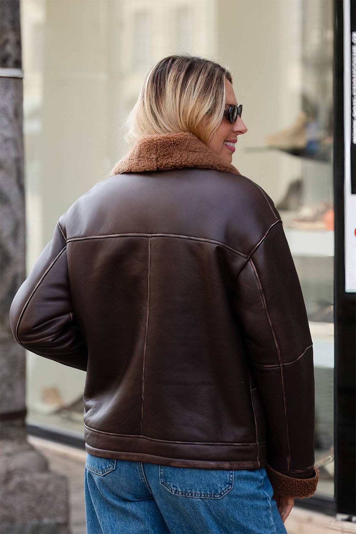Trendy chic brown shearling coat - Image n°3
