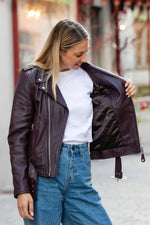 Plum lambskin Perfecto with a slim fit, by Schott for her. - Image n°4