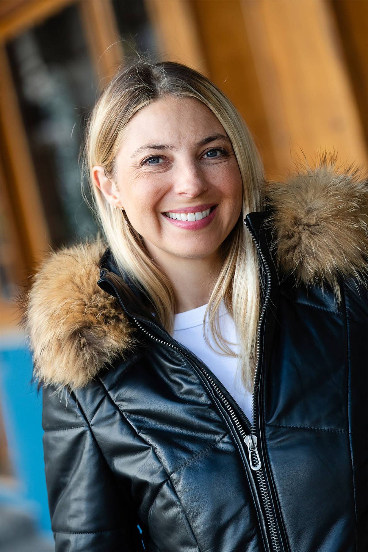 A black lambskin leather jacket with a fur-trimmed hood, ideal for winter. - Image n°2