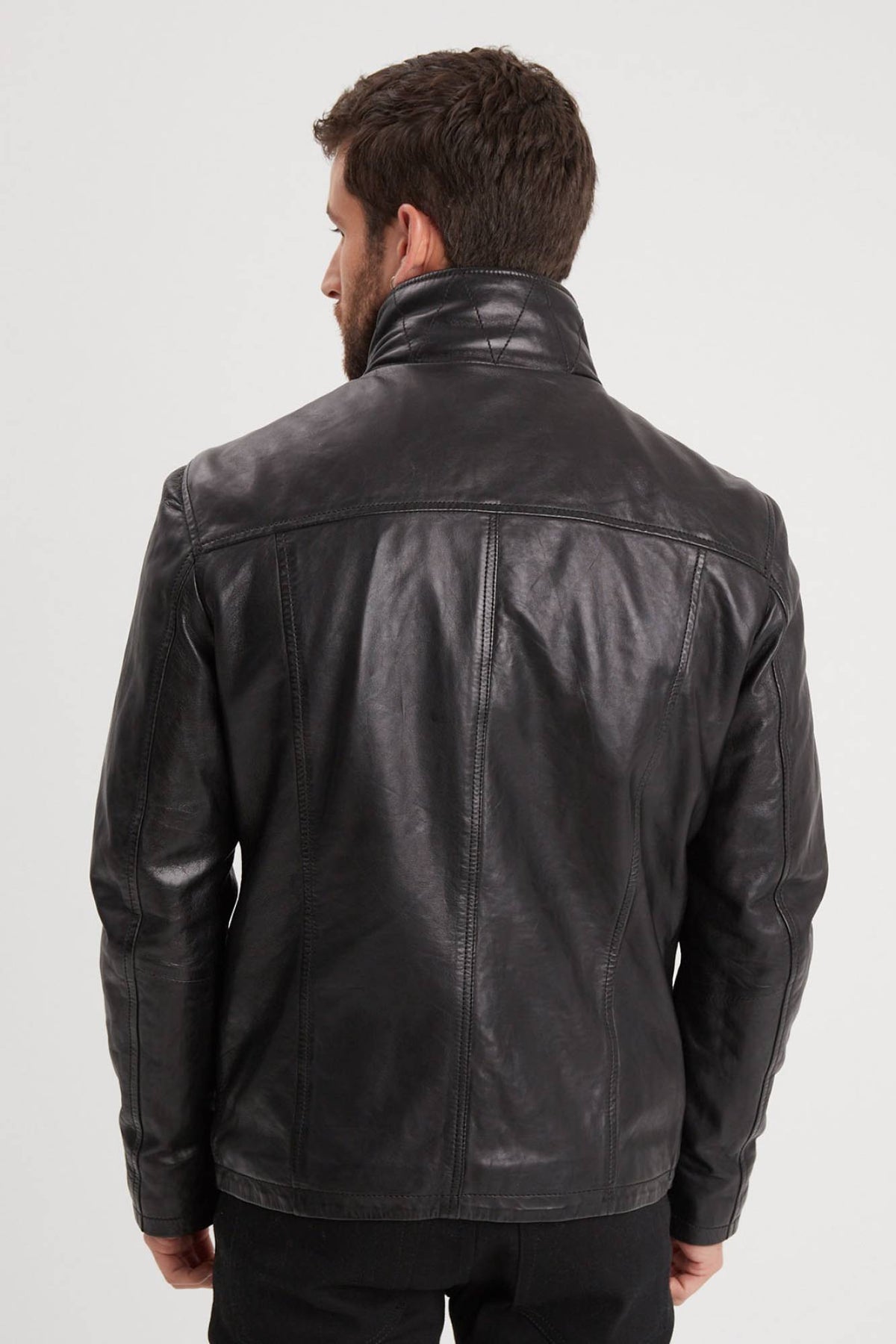 Black vintage lambskin: a durable and supple biker jacket. - Image n°3