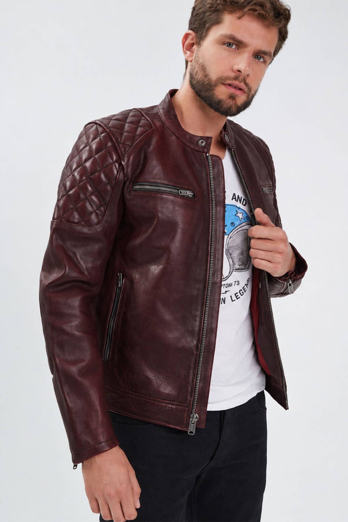 Burgundy leather motorcycle jacket. - Image n°1