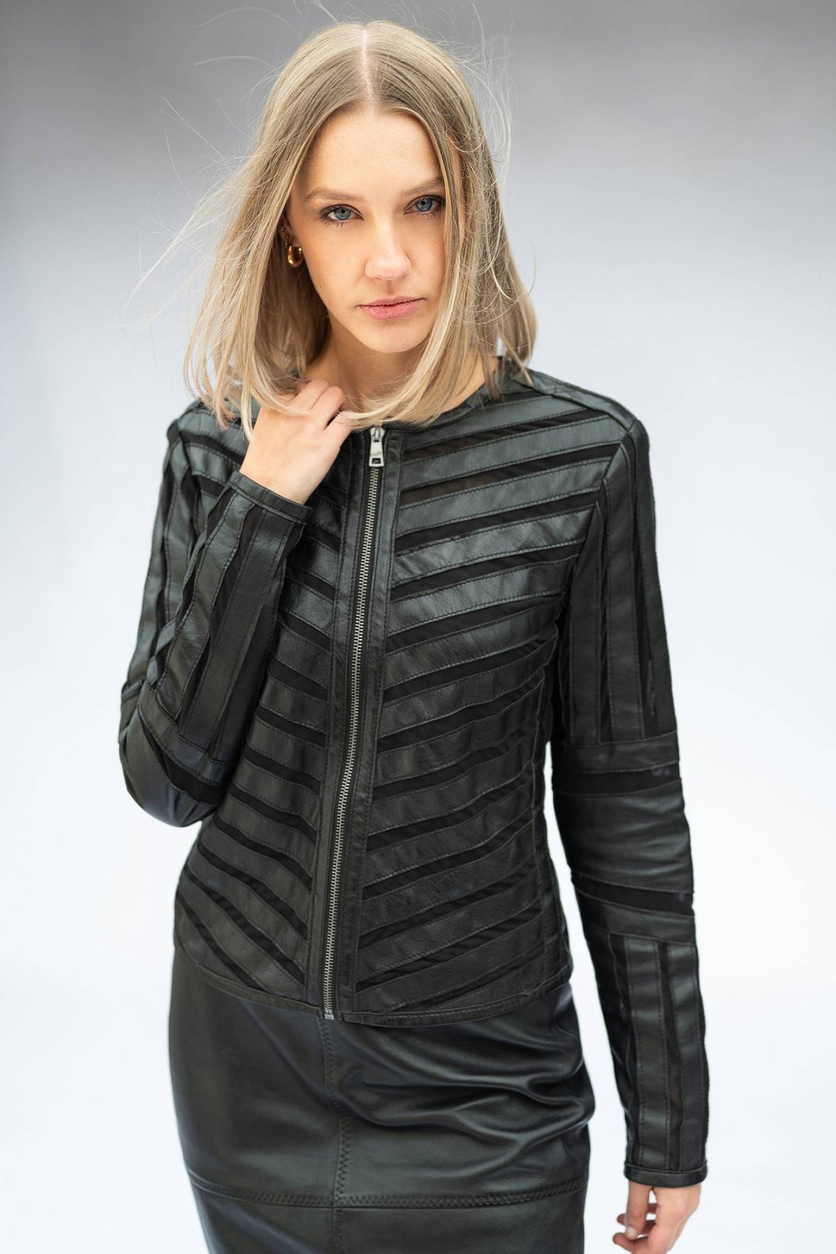 Women’s leather and black chevron mesh fitted jacket - Image n°1