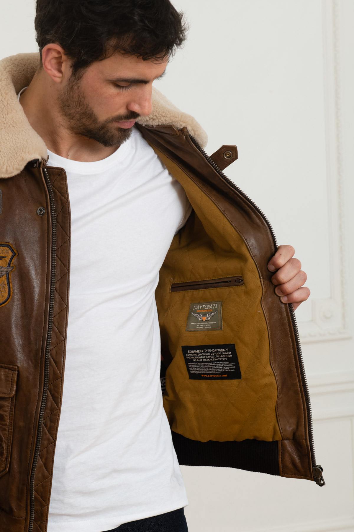Daytona's aged lambskin aviator jacket with detachable fur collar. - Image n°13