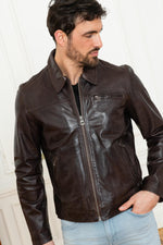 Aged sheep leather in reddish brown. Lightweight, slim, and timeless. - Image n°1